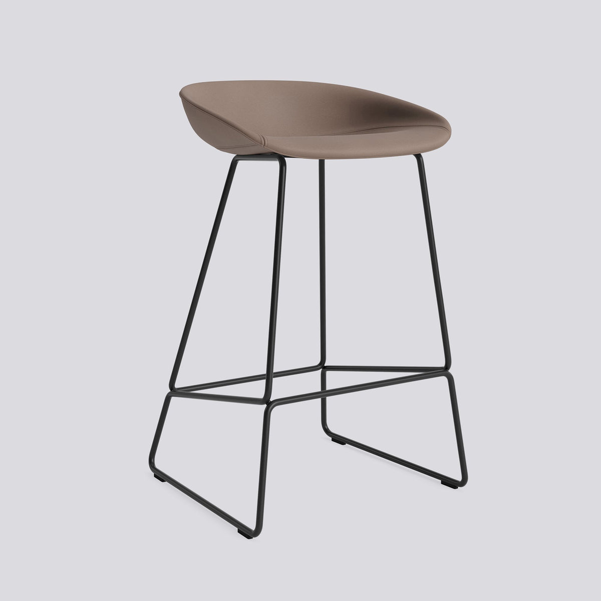 Tabouret de bar About A Stool AAS 39 de Hee Welling - Hay-Garnissage intégral Sense Nougat, acier thermolaqué noir, piètement luge, assise 65 cm-The Woods Gallery