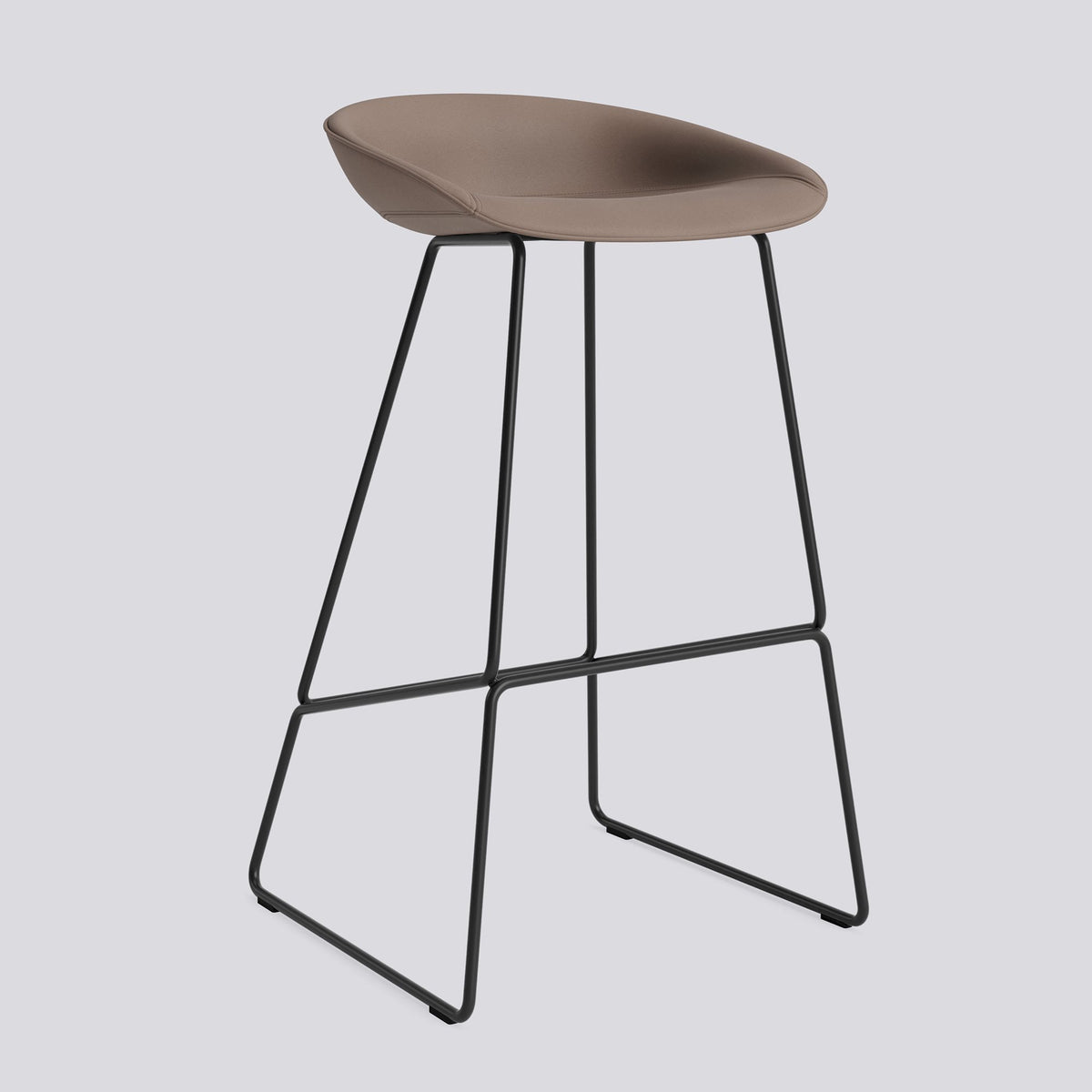 Tabouret de bar About A Stool AAS 39 de Hee Welling - Hay-Garnissage intégral Sense Nougat, acier thermolaqué noir, piètement luge, assise 75 cm-The Woods Gallery
