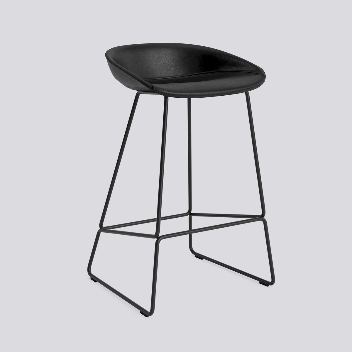 Tabouret de bar About A Stool AAS 39 de Hee Welling - Hay-Garnissage intégral Sierra SI1001, acier thermolaqué noir, piètement luge, assise 65 cm-The Woods Gallery