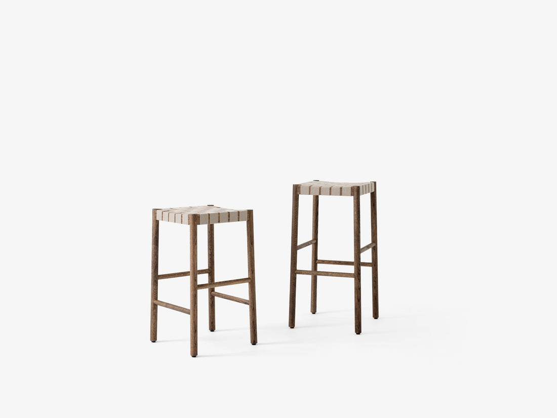 Tabouret de bar Betty TK8 de Thau &amp; Kallio - &amp;Tradition-Chêne huilé fumé-Lin naturel-The Woods Gallery