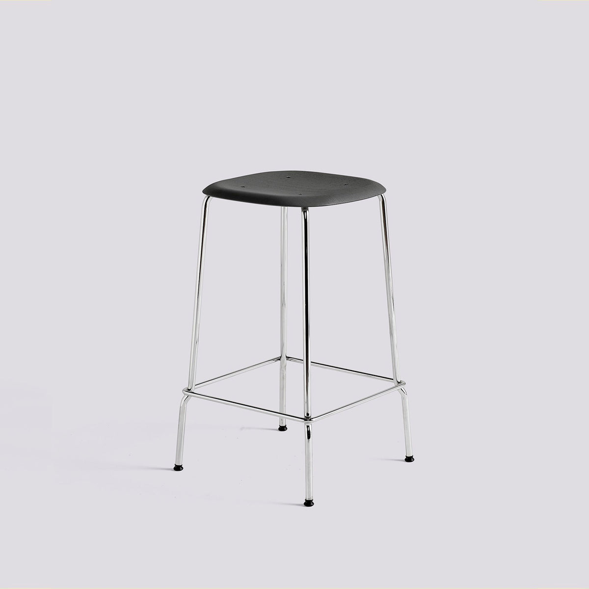 Tabouret de bar Soft Edge 80 de Iskos-Berlin - Hay-Placage de chêne laqué Soft black, assise — Acier chromé, piètement 4 pieds — assise à 65 cm-The Woods Gallery