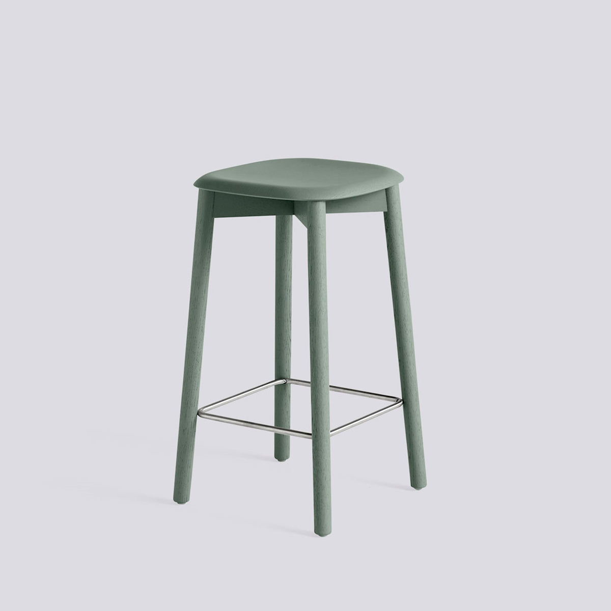 Tabouret de bar Soft Edge 82 de Iskos-Berlin - Hay-Placage de chêne laqué Dusty green, assise — Chêne massif laqué Dusty green, piètement 4 pieds, repose-pieds inox — assise à 65 cm-The Woods Gallery