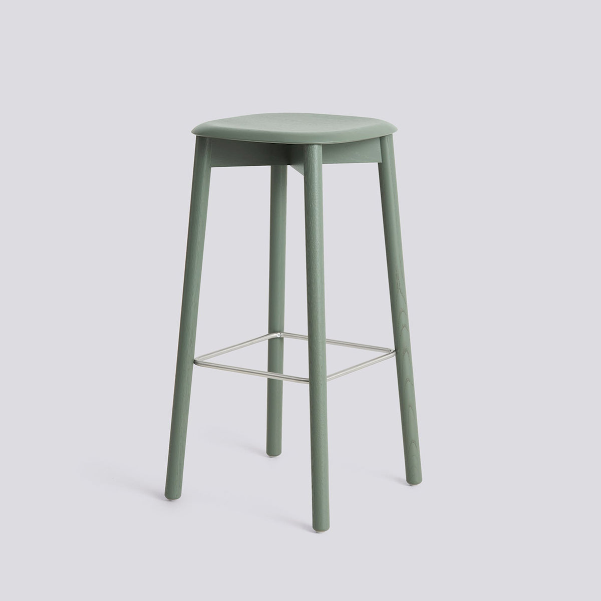 Tabouret de bar Soft Edge 82 de Iskos-Berlin - Hay-Placage de chêne laqué Dusty green, assise — Chêne massif laqué Dusty green, piètement 4 pieds, repose-pieds inox — assise à 75 cm-The Woods Gallery
