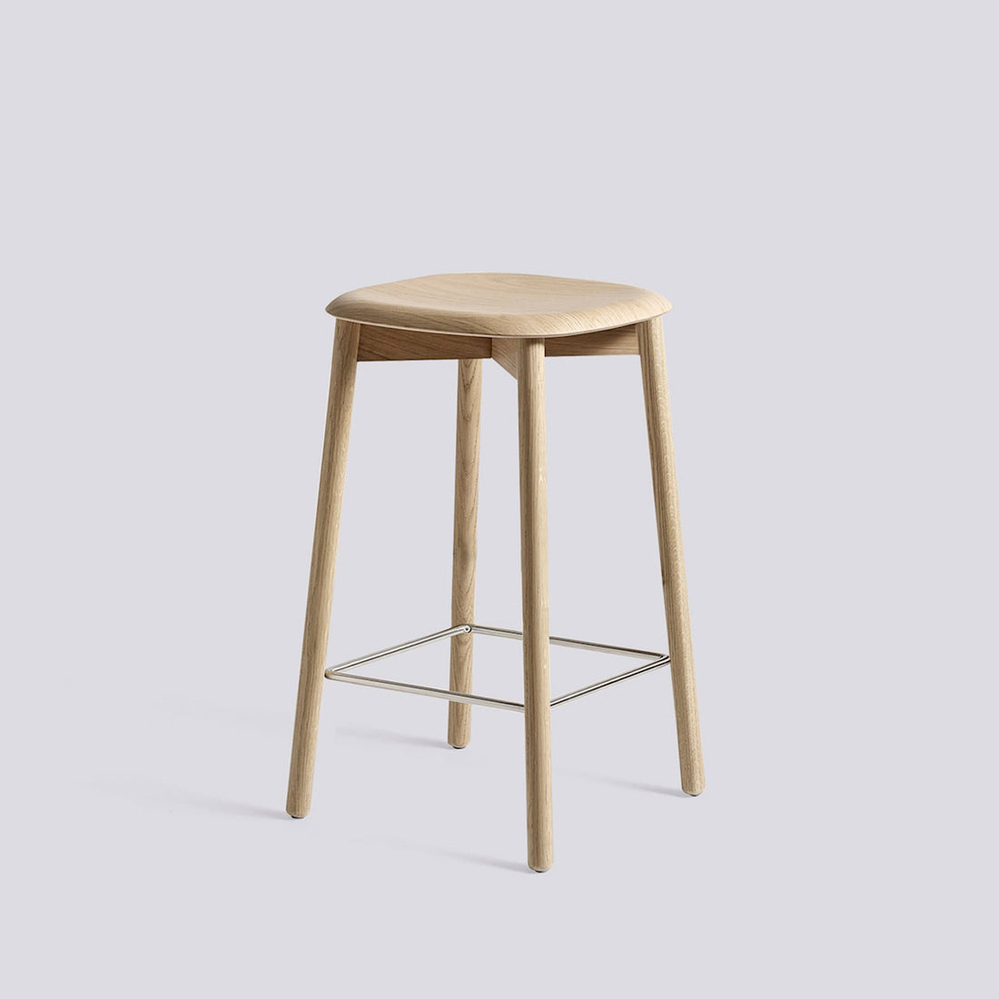 Tabouret de bar Soft Edge 82 de Iskos-Berlin - Hay-Placage de chêne laqué naturel, assise — Chêne massif laqué, piètement 4 pieds, repose-pieds inox — assise à 65 cm-The Woods Gallery