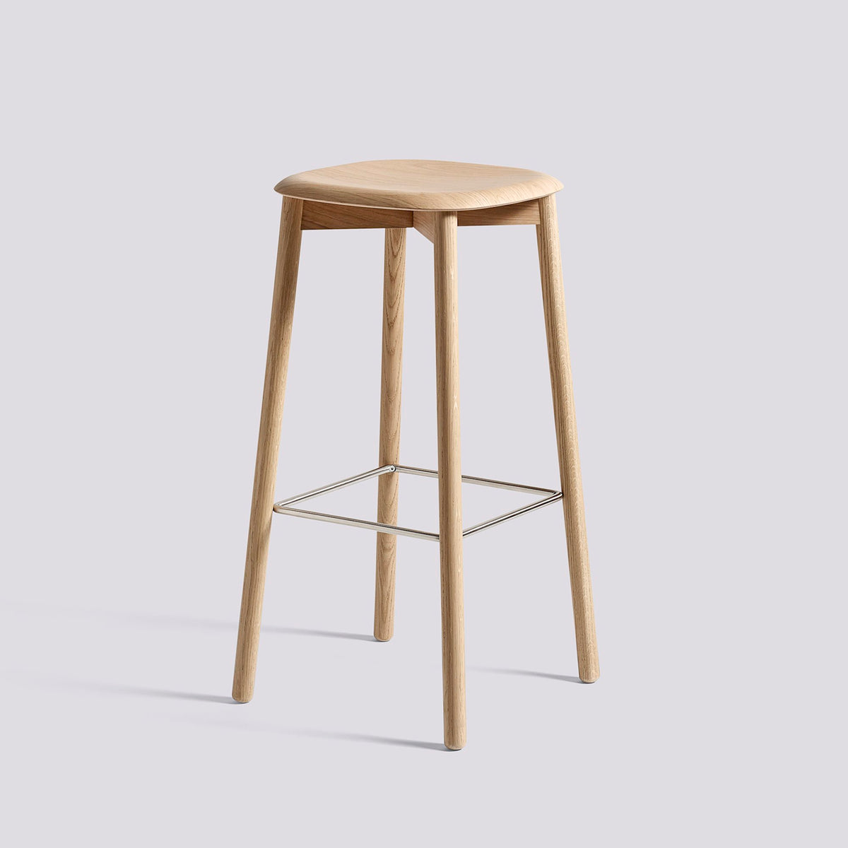Tabouret de bar Soft Edge 82 de Iskos-Berlin - Hay-Placage de chêne laqué naturel, assise — Chêne massif laqué, piètement 4 pieds, repose-pieds inox — assise à 75 cm-The Woods Gallery
