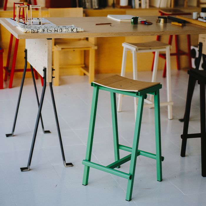 Tabouret de bar Taburete 8 H66 et H76 par Marc Morro - Hay-Rouge-H76-The Woods Gallery