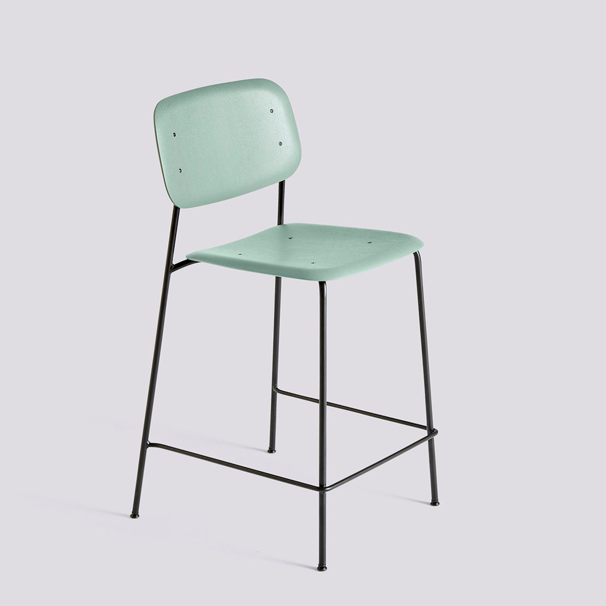 Tabouret de bar avec dossier Soft Edge 90 de Iskos-Berlin - Hay-Placage de chêne laqué Dusty green, assise et dossier — Acier thermolaqué noir, piètement 4 pieds — assise à 65 cm-The Woods Gallery