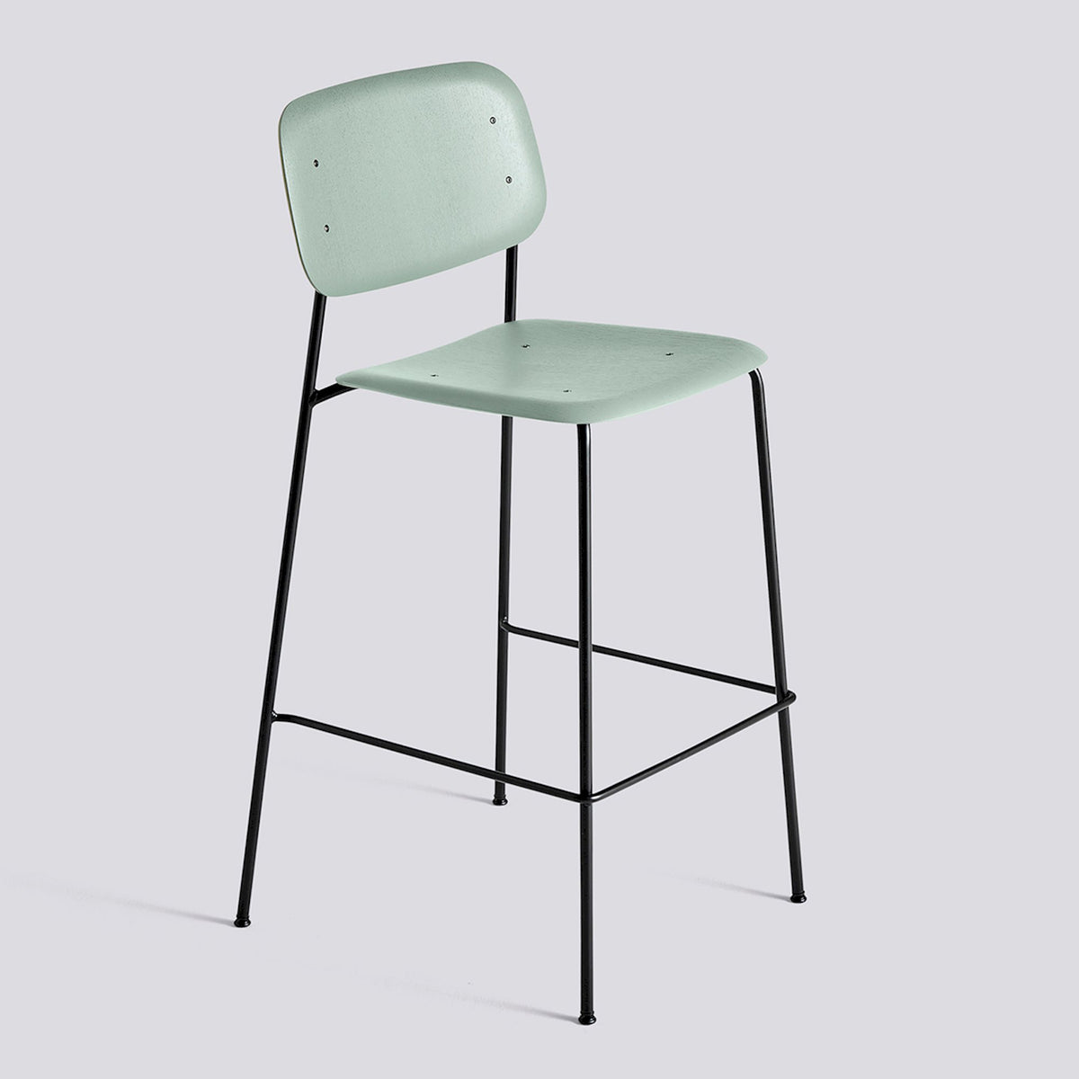 Tabouret de bar avec dossier Soft Edge 90 de Iskos-Berlin - Hay-Placage de chêne laqué Dusty green, assise et dossier — Acier thermolaqué noir, piètement 4 pieds — assise à 75 cm-The Woods Gallery