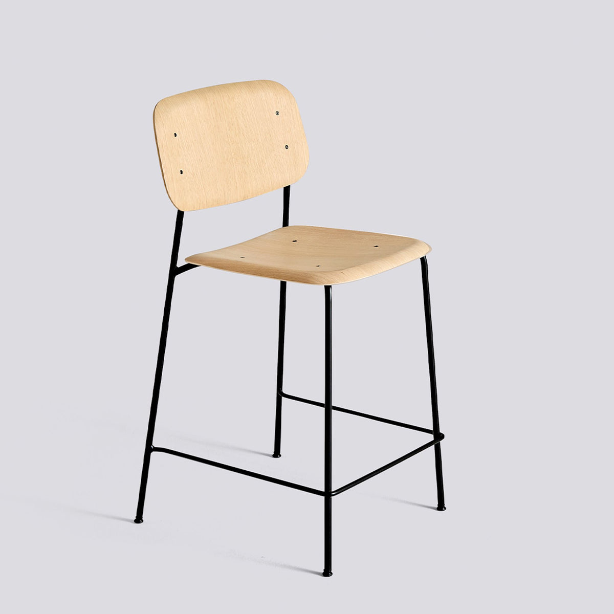 Tabouret de bar avec dossier Soft Edge 90 de Iskos-Berlin - Hay-Placage de chêne laqué naturel, assise et dossier — Acier thermolaqué noir, piètement 4 pieds — assise à 65 cm-The Woods Gallery