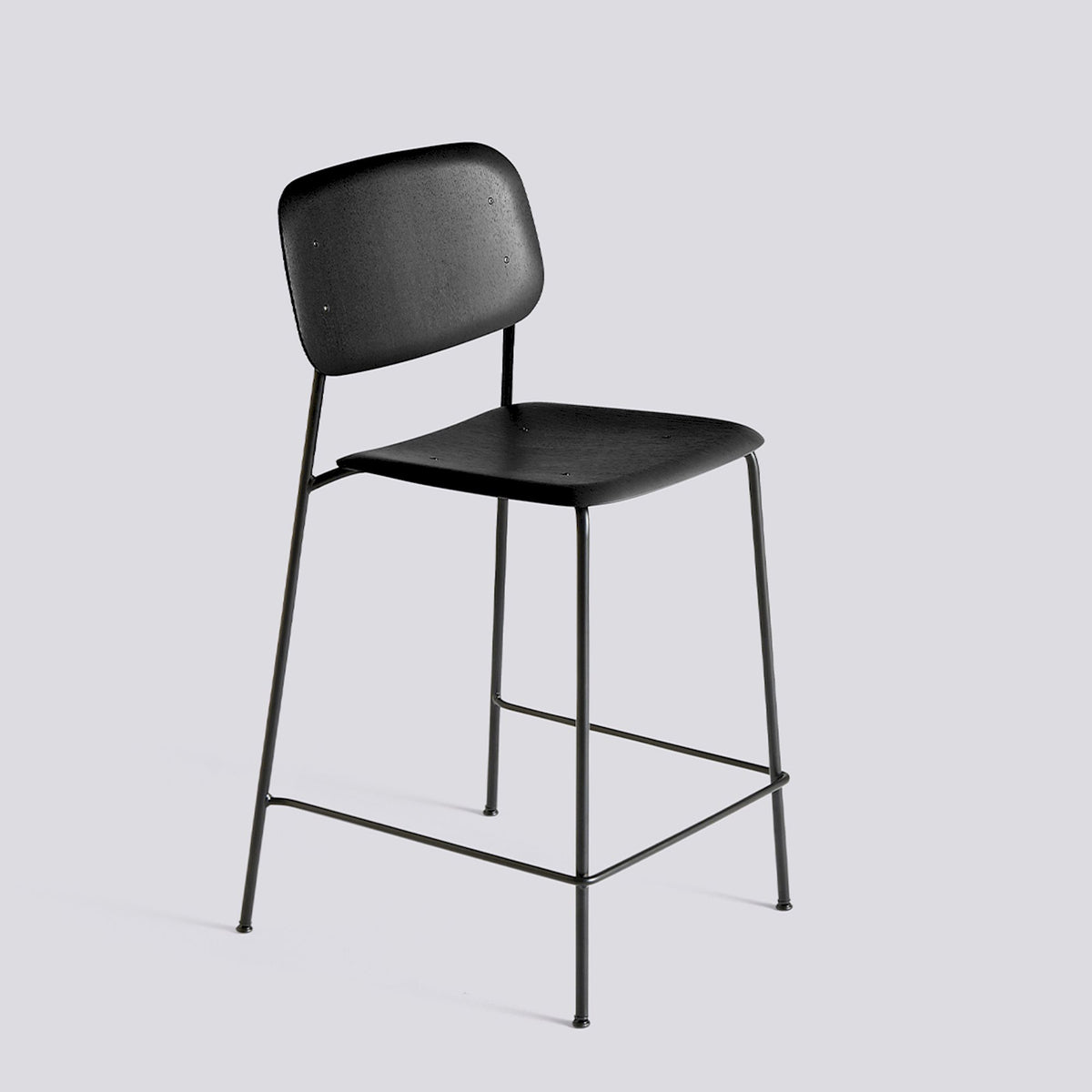 Tabouret de bar avec dossier Soft Edge 90 de Iskos-Berlin - Hay-Placage de chêne laqué noir, assise et dossier — Acier thermolaqué noir, piètement 4 pieds — assise à 65 cm-The Woods Gallery