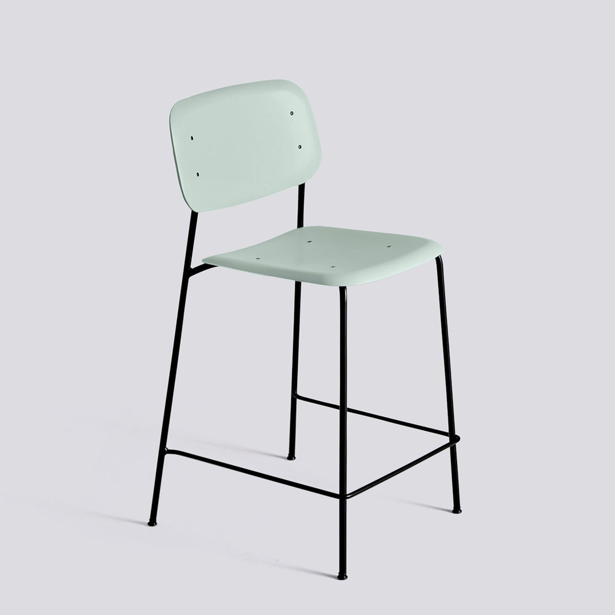 Tabouret de bar avec dossier Soft Edge 95 de Iskos-Berlin - Hay-Polypropylène Dusty green, assise et dossier — Acier thermolaqué noir, piètement 4 pieds — assise à 65 cm-The Woods Gallery