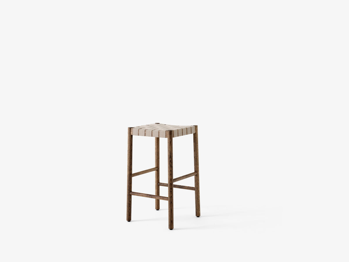 Tabouret de comptoir Betty TK7 de Thau &amp; Kallio - &amp;Tradition-Chêne huilé fumé-Lin naturel-The Woods Gallery