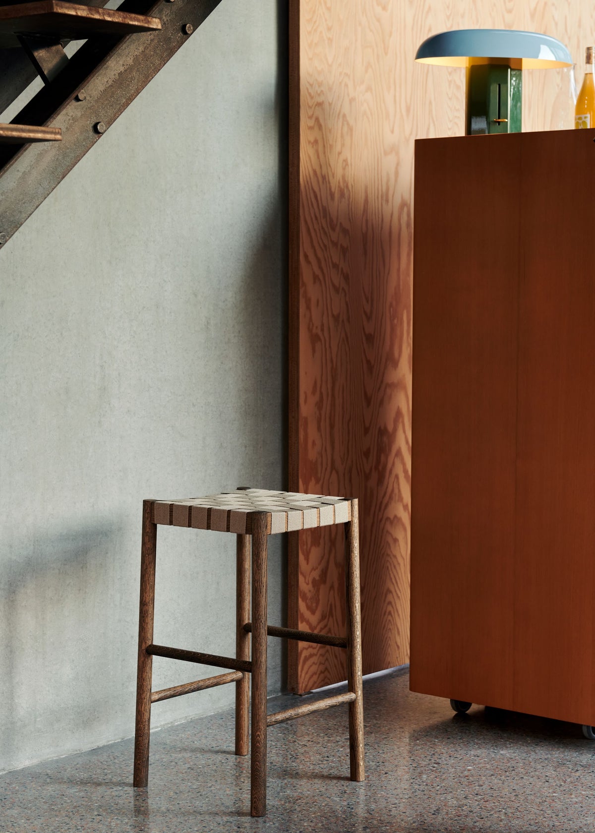 Tabouret de comptoir Betty TK7 de Thau &amp; Kallio - &amp;Tradition-Chêne massif laqué-Lin naturel-The Woods Gallery