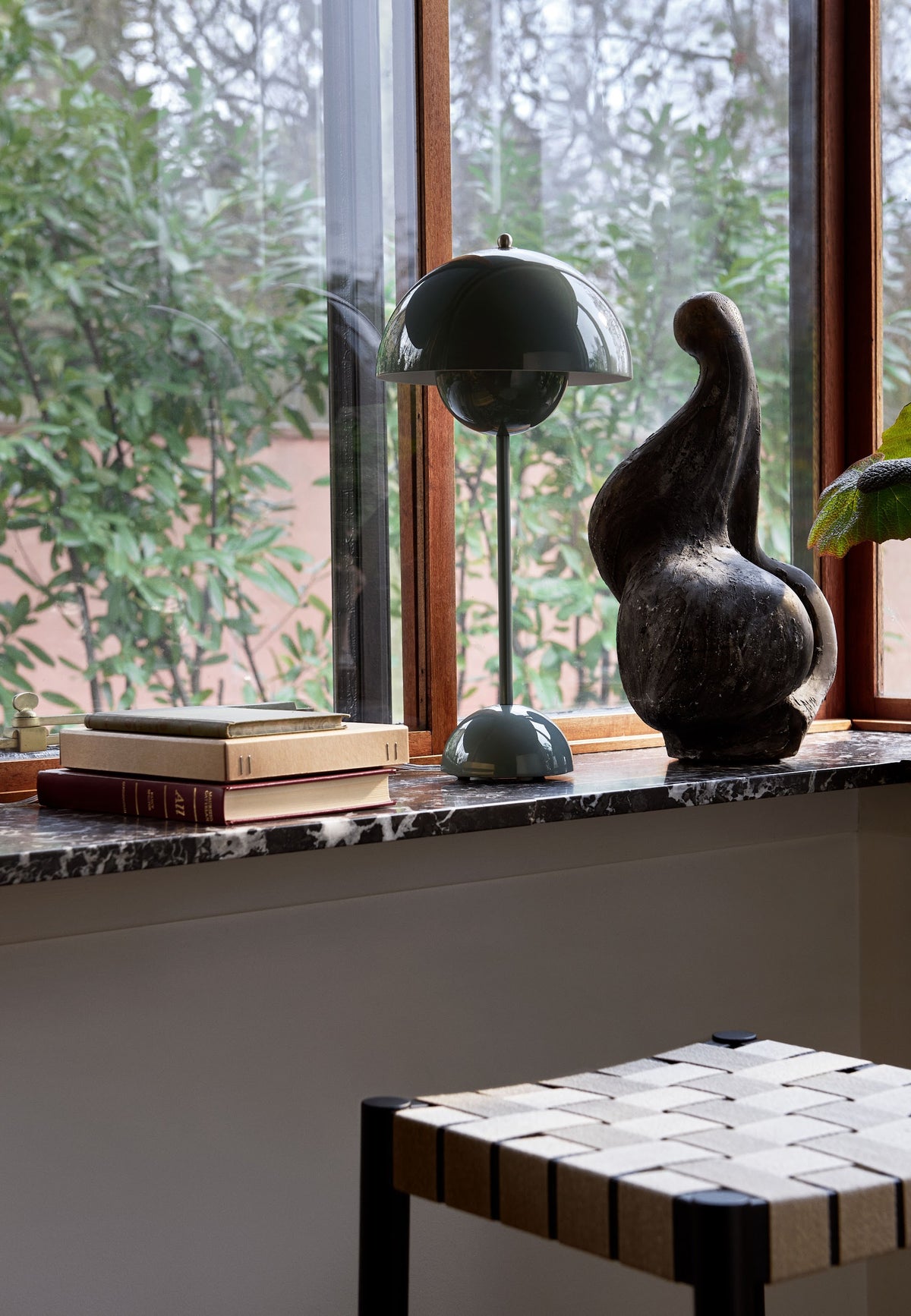 Tabouret de comptoir Betty TK7 de Thau &amp; Kallio - &amp;Tradition-Chêne massif laqué-Lin naturel-The Woods Gallery