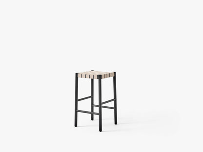 Tabouret de comptoir Betty TK7 de Thau &amp; Kallio - &amp;Tradition-Frêne laqué noir-Lin naturel-The Woods Gallery