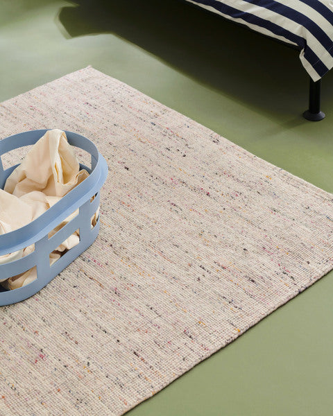 Tapis Crayon Rug - Hay-au sol avec un panier près d&