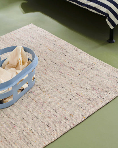 Tapis Crayon Rug - Hay-au sol avec un panier près d&