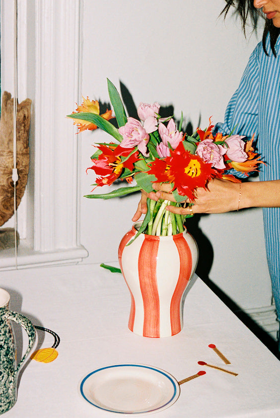Vase à rayures peintes Sobremesa de Laila Gohar - Hay-Jaune-L-The Woods Gallery