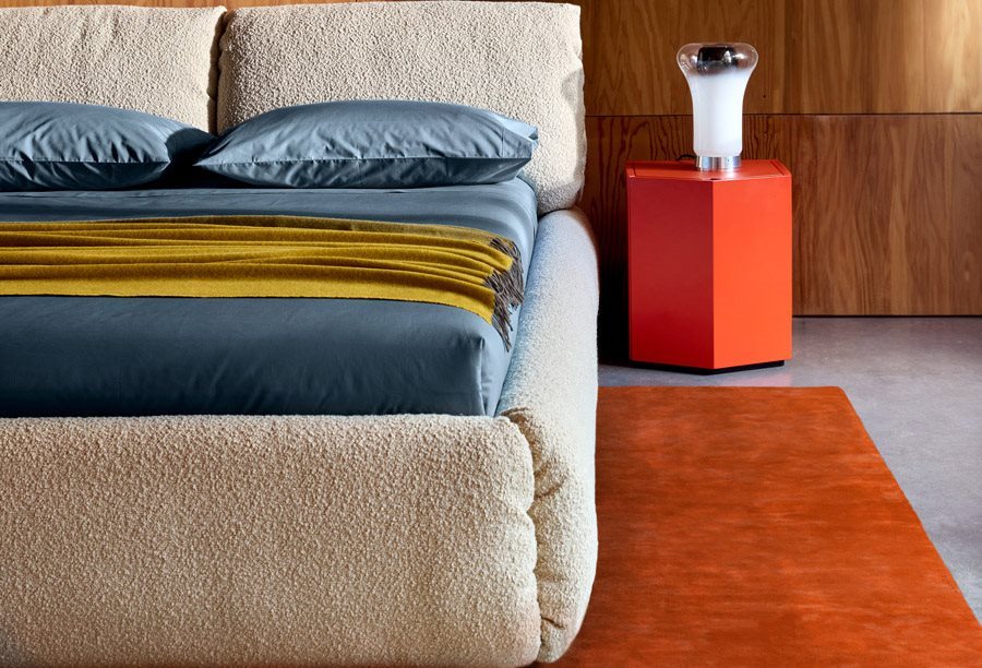 en situation sur un tapis orange, mur de bois