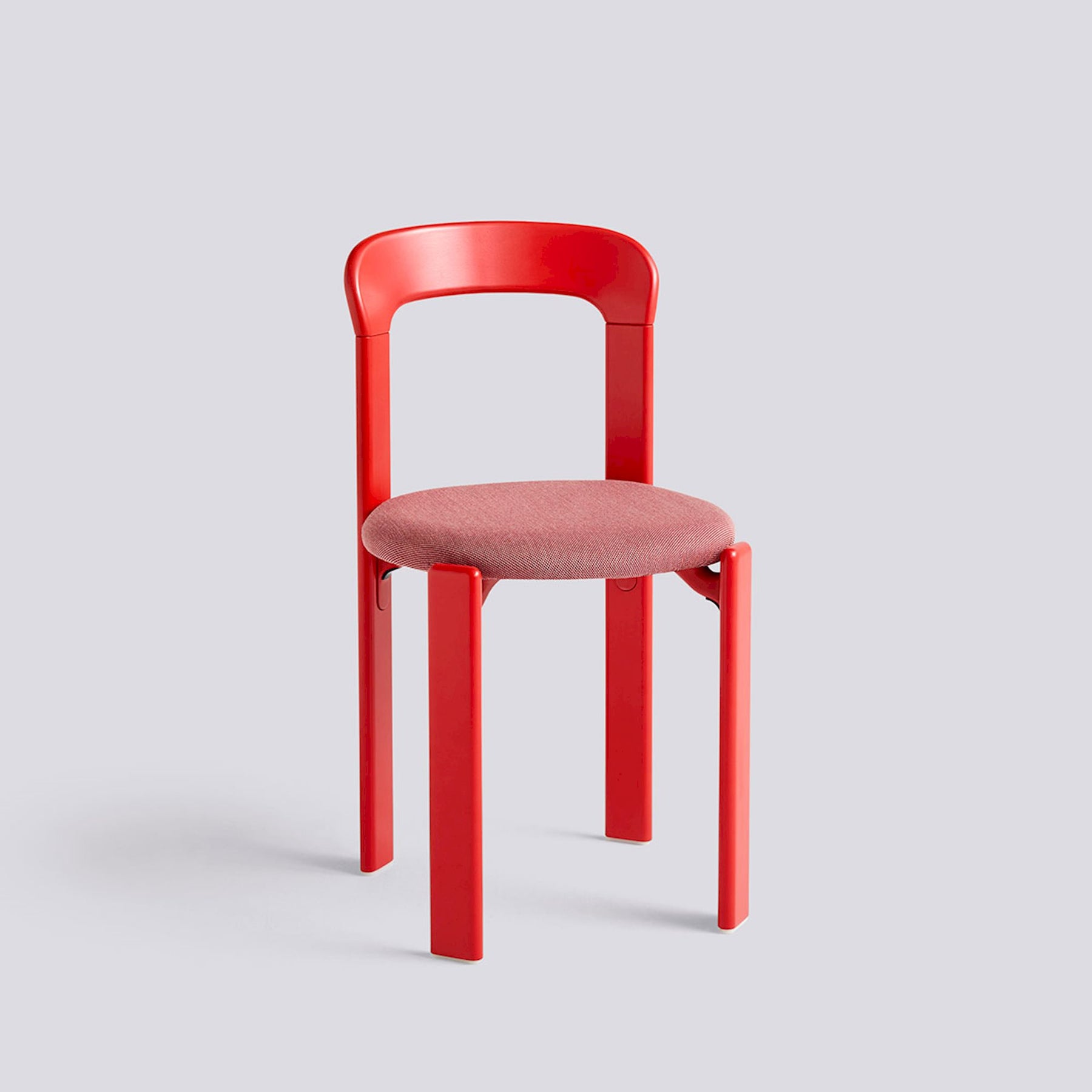 Chaise Rey assise rembourrée par Bruno Rey - Hay-Rouge écarlate, tissu Steelcut Trio 636-The Woods Gallery