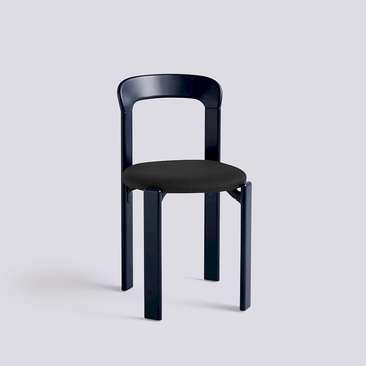 Chaise Rey assise rembourrée par Bruno Rey - Hay-Bleu profond, tissu Steelcut 190-The Woods Gallery