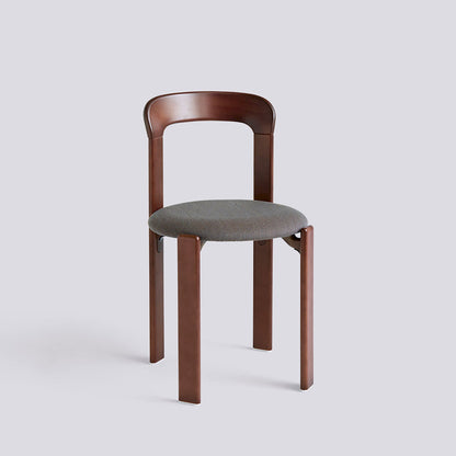 Chaise Rey assise rembourrée par Bruno Rey - Hay-Brun ombre, tissu Steelcut Trio 376-The Woods Gallery