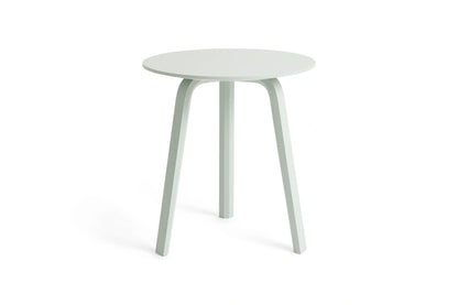 Table basse Bella Ø 45 x H 49 cm en chêne laqué eucalyptus, de trois quarts