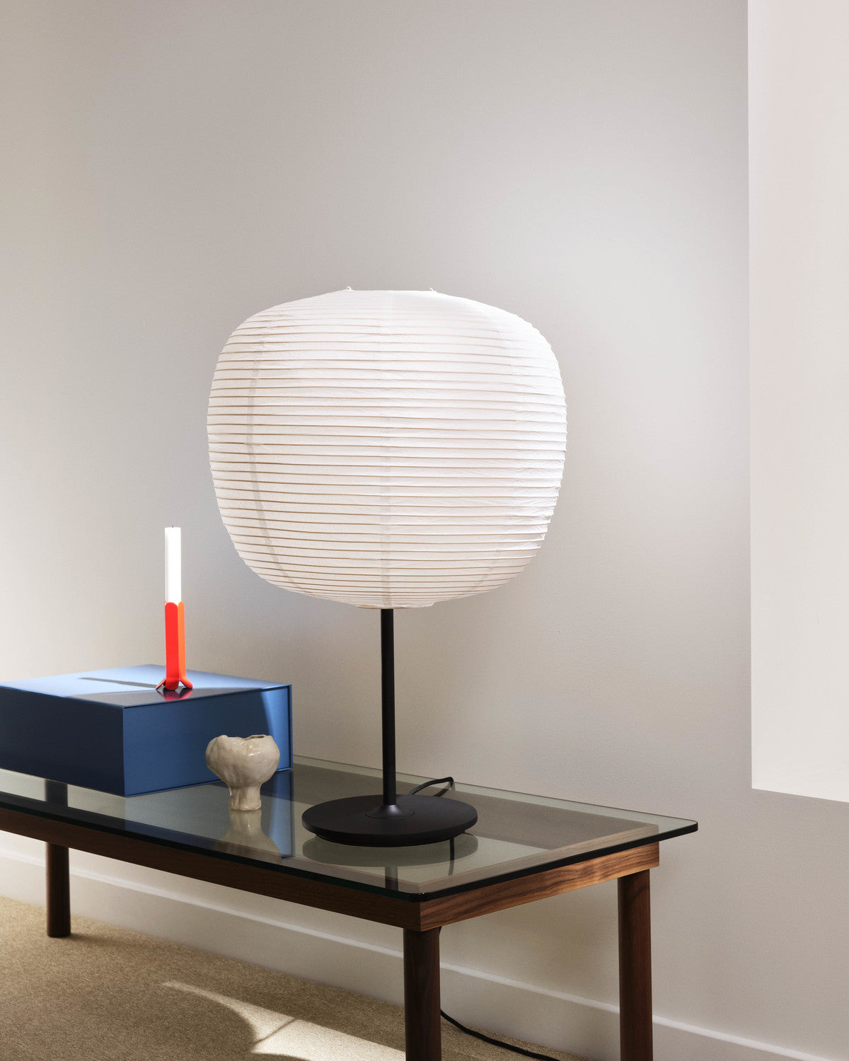 Table basse Kofi 140 x 50 cm, verre clair et piètement en noyer, avec une lampe Common