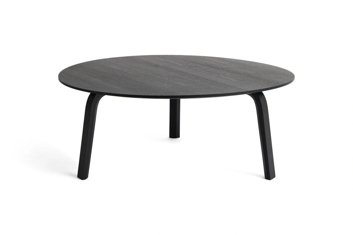 Table basse Bella Ø 80 x H 32 cm en chêne laqué noir, de trois quarts