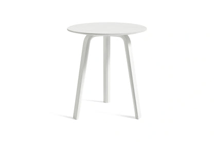 Table basse Bella Ø 45 x H 49 cm en chêne laqué blanc, de trois quarts