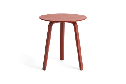 Table basse Bella Ø 45 x H 49 cm en chêne laqué rouge tuile, de trois quarts