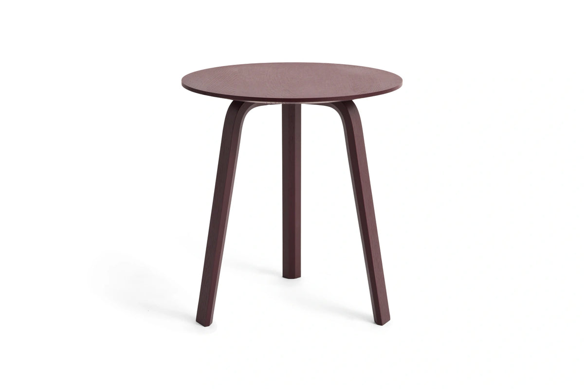 Table basse Bella Ø 45 x H 49 cm en chêne laqué bordeaux, de trois quarts