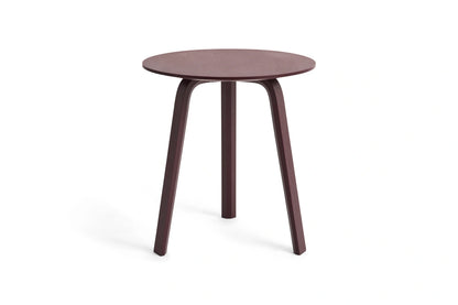 Table basse Bella Ø 45 x H 49 cm en chêne laqué bordeaux, de trois quarts