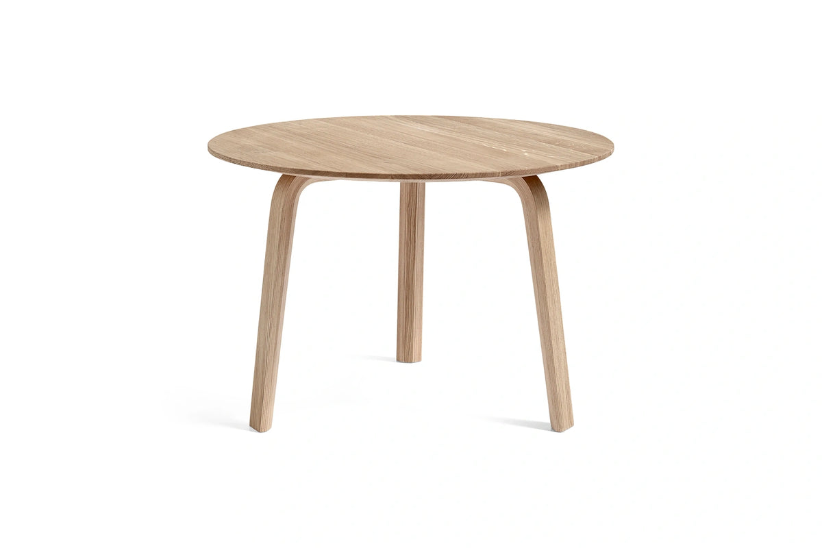 Table basse Bella Ø 60 x H 39 cm en chêne laqué naturel, de trois quarts
