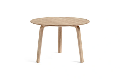 Table basse Bella Ø 60 x H 39 cm en chêne laqué naturel, de trois quarts