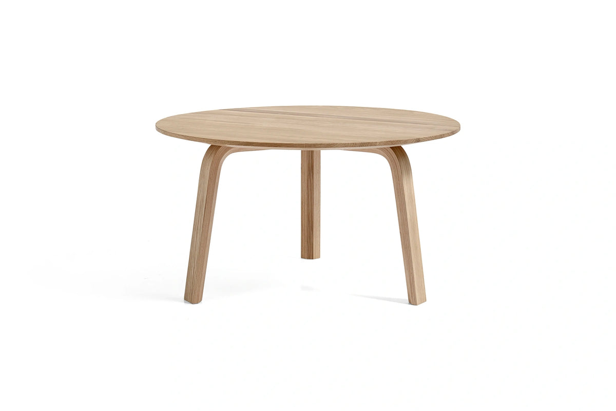 Table basse Bella Ø 60 x H 32 cm en chêne laqué naturel, de trois quarts