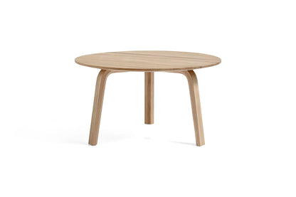 Table basse Bella Ø 60 x H 32 cm en chêne laqué naturel, de trois quarts