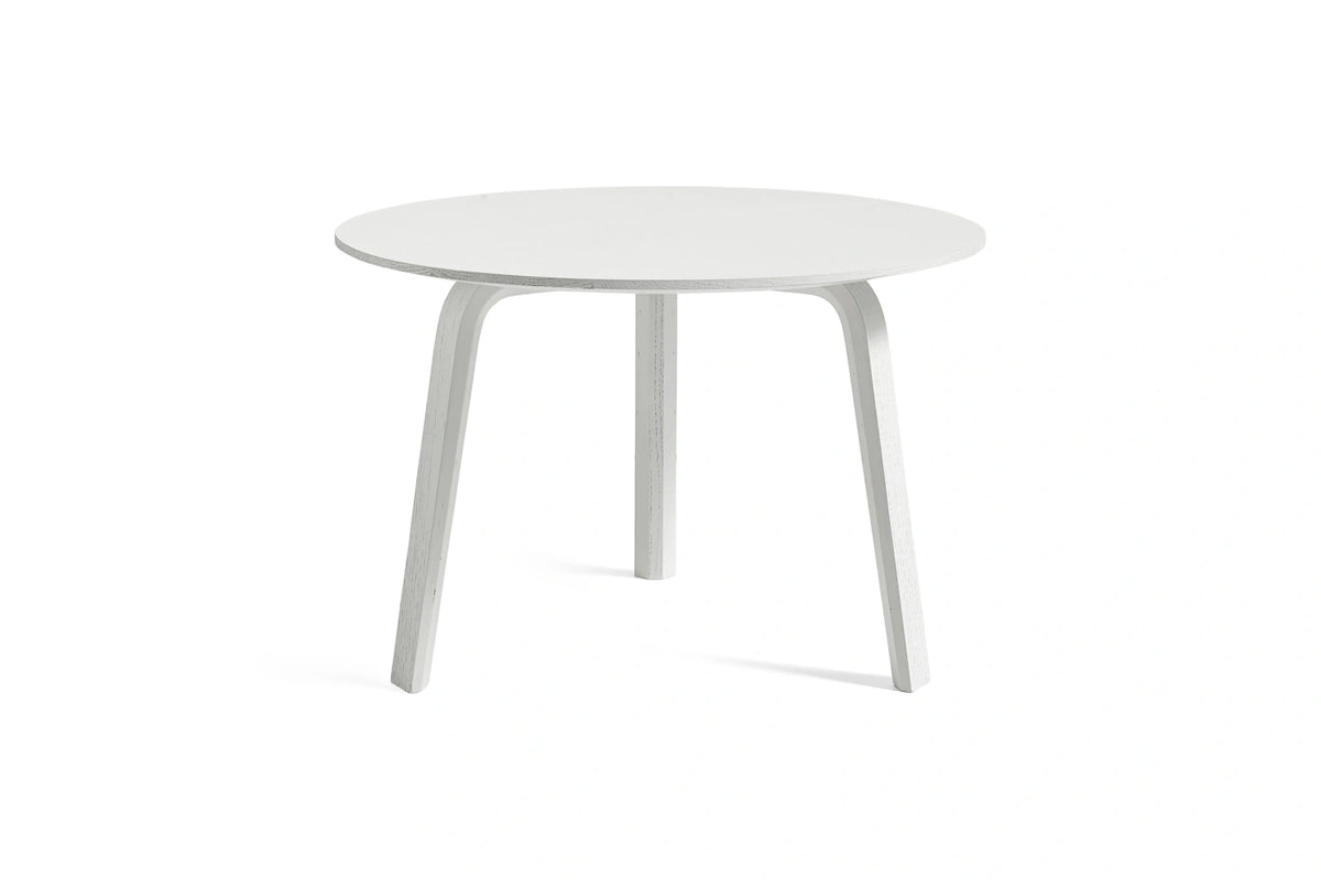 Table basse Bella Ø 60 x H 39 cm en chêne laqué blanc, de trois quarts