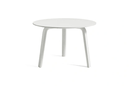 Table basse Bella Ø 60 x H 39 cm en chêne laqué blanc, de trois quarts