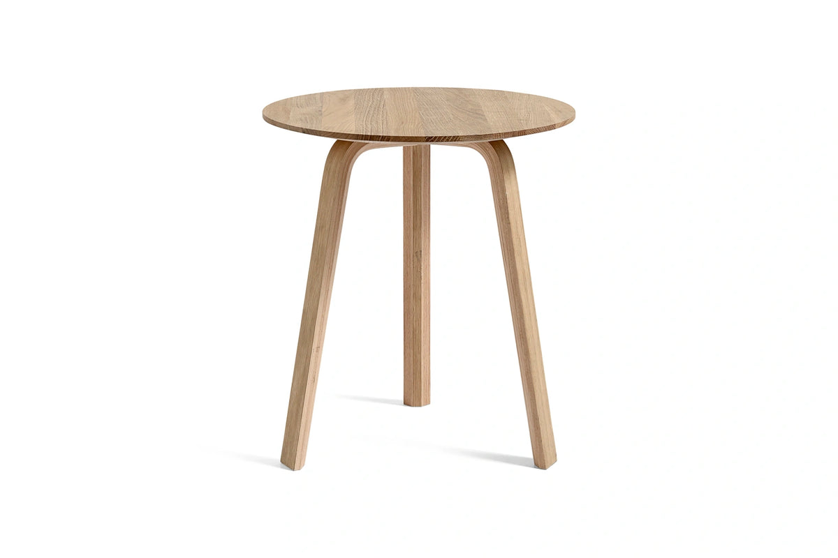 Table basse Bella Ø 45 x H 49 cm en chêne laqué naturel, de trois quarts