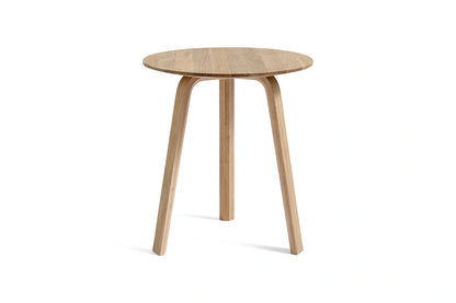 Table basse Bella Ø 45 x H 49 cm en chêne laqué naturel, de trois quarts