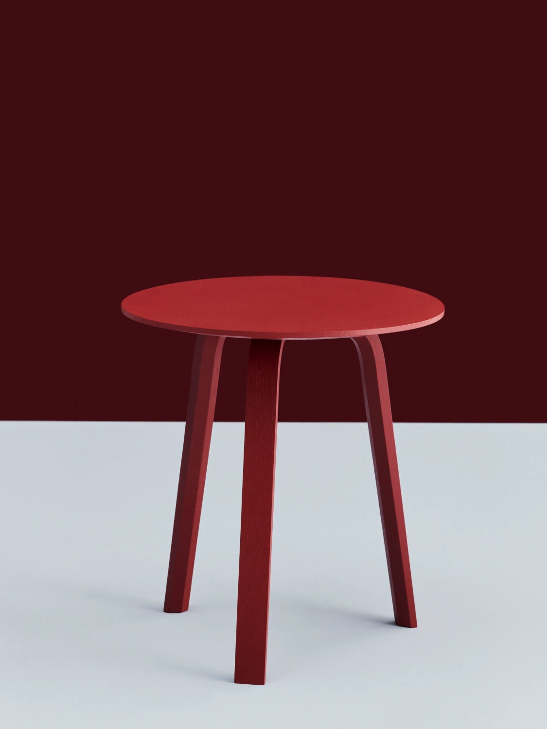 Table basse Bella Ø 45 x H 49 cm en chêne laqué rouge tuile, en situation