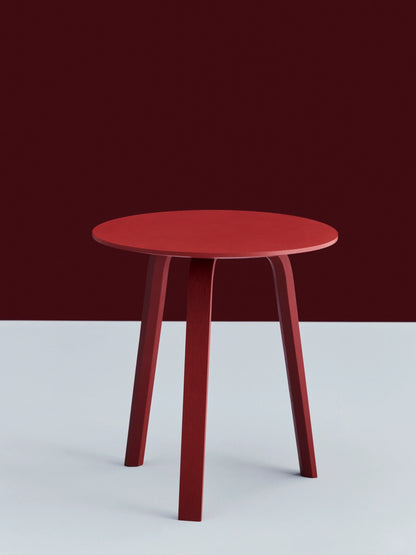 Table basse Bella Ø 45 x H 49 cm en chêne laqué rouge tuile, en situation