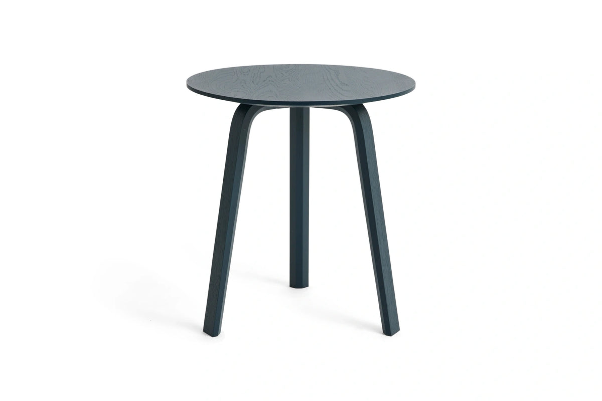 Table basse Bella Ø 45 x H 49 cm en chêne laqué bleu charbon, de trois quarts