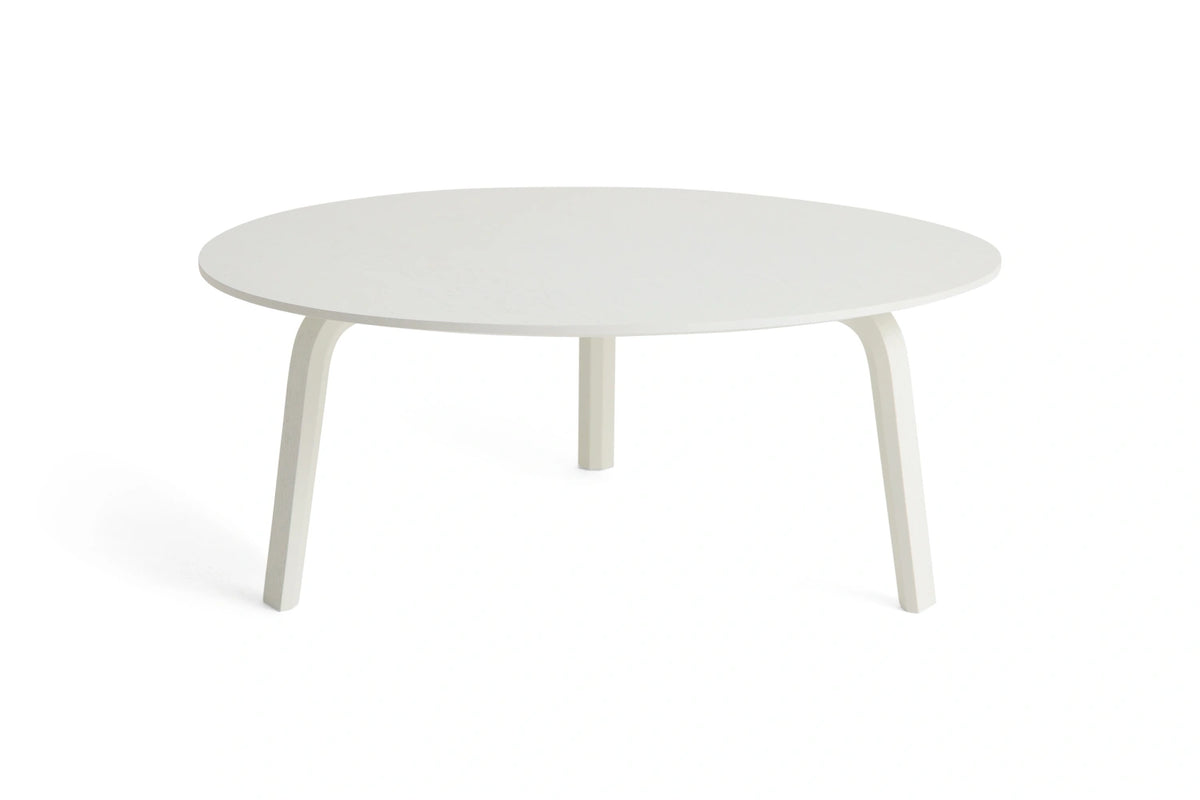 Table basse Bella Ø 80 x H 32 cm en chêne laqué blanc, de trois quarts