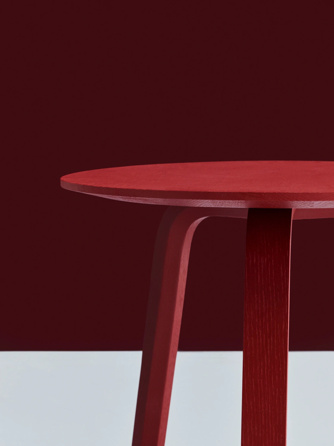 Détail du plateau et du bord biseauté de la Bella Ø 45 x H 49 cm en rouge tuile