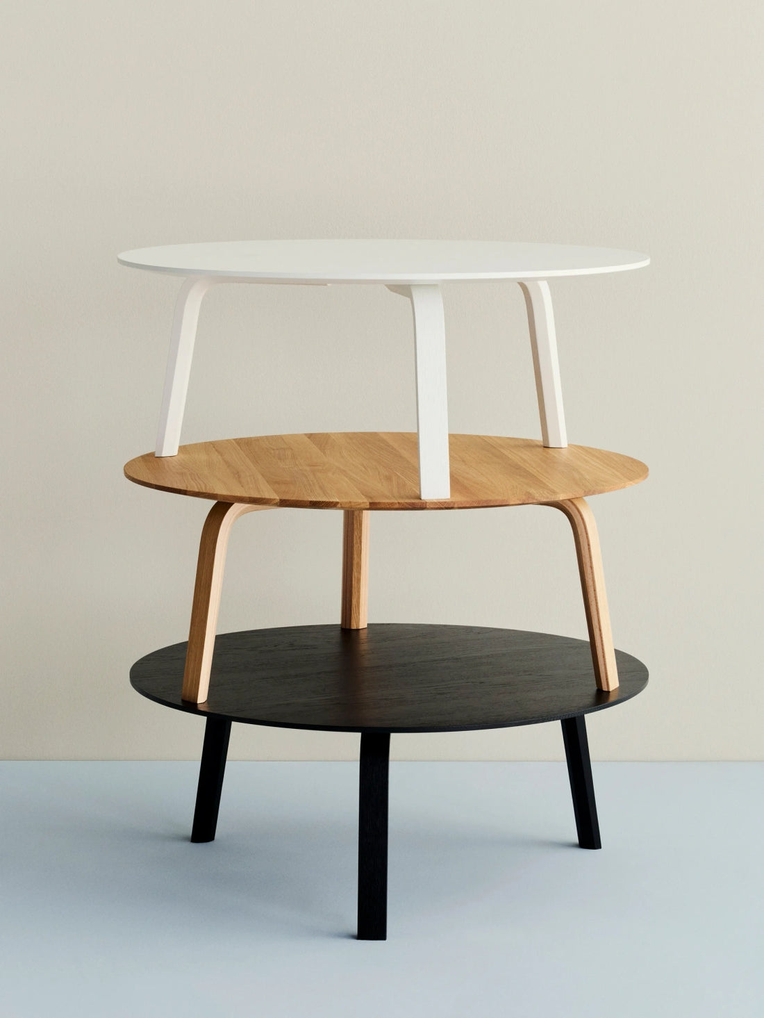 Table basse Bella Ø 80 x H 32 cm en chêne huilé, de trois quarts