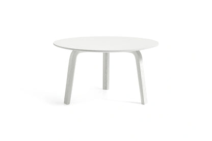 Table basse Bella Ø 60 x H 32 cm en chêne laqué blanc, de trois quarts