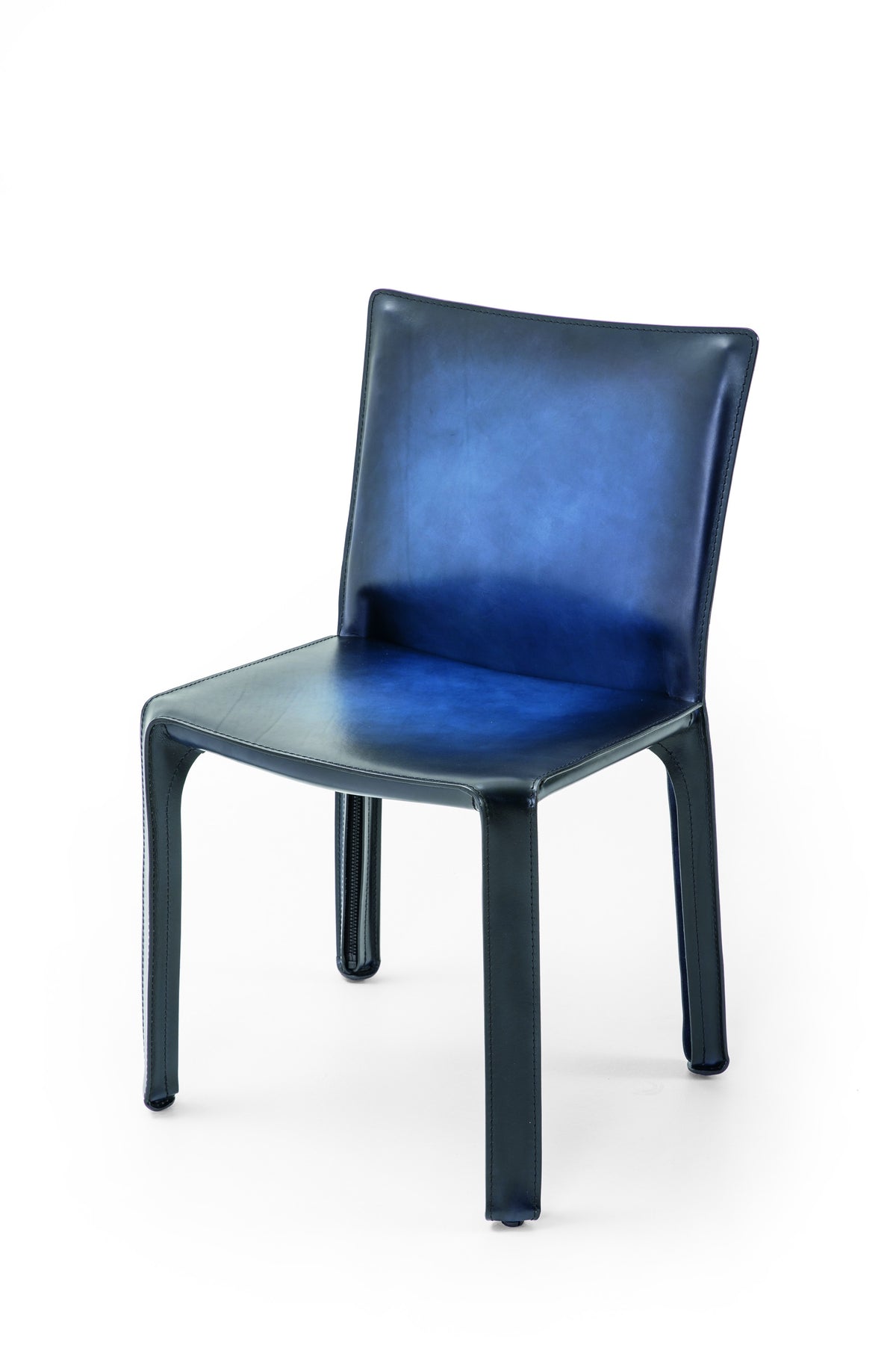 Chaise CAB 412 de Mario Bellini - Cassina-cuir Bleu nuancé main, vue de trois quarts-Cassina