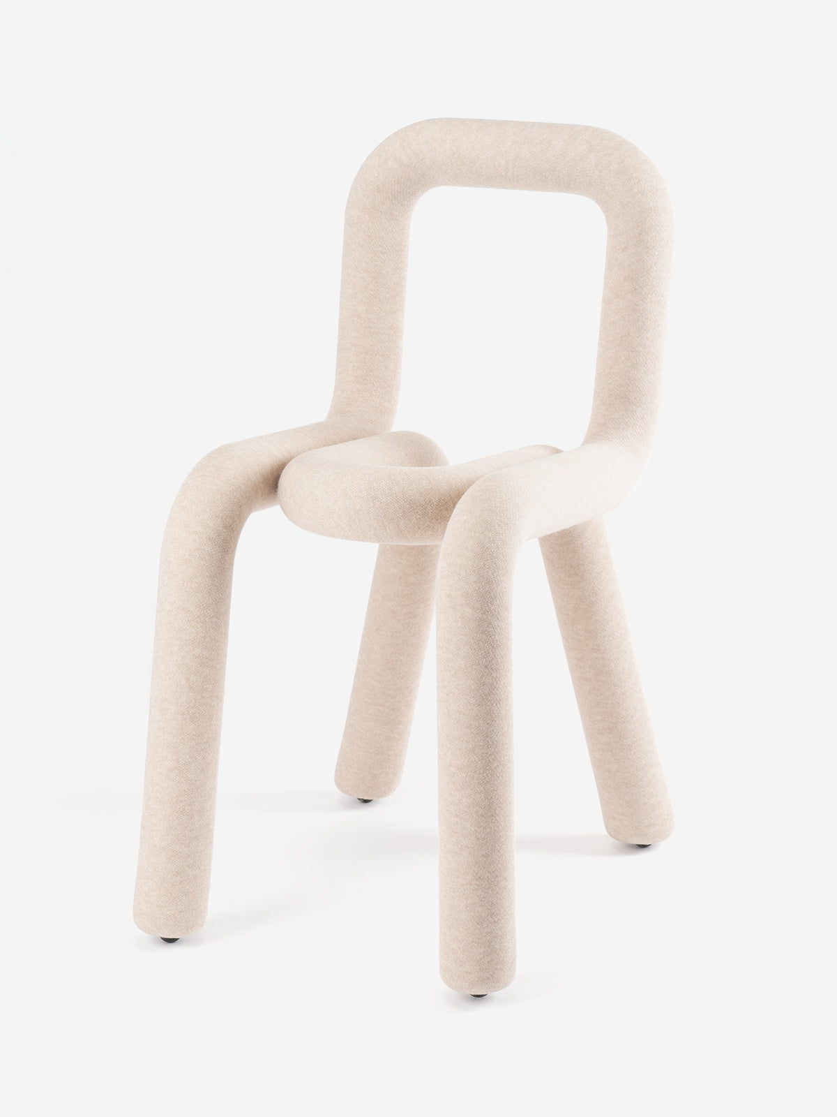 Chaise Bold de Big Game - Moustache-Beige, vue de trois quarts-The Woods Gallery